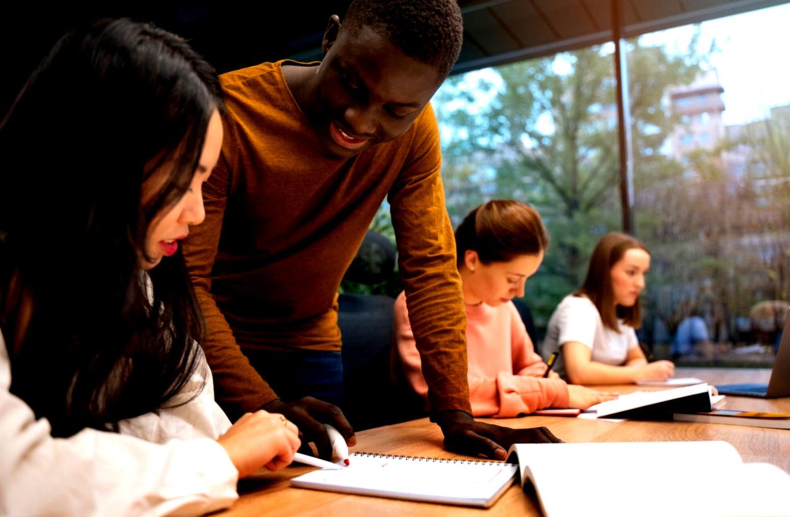 Sessão de educação financeira com materiais práticos e calculadora