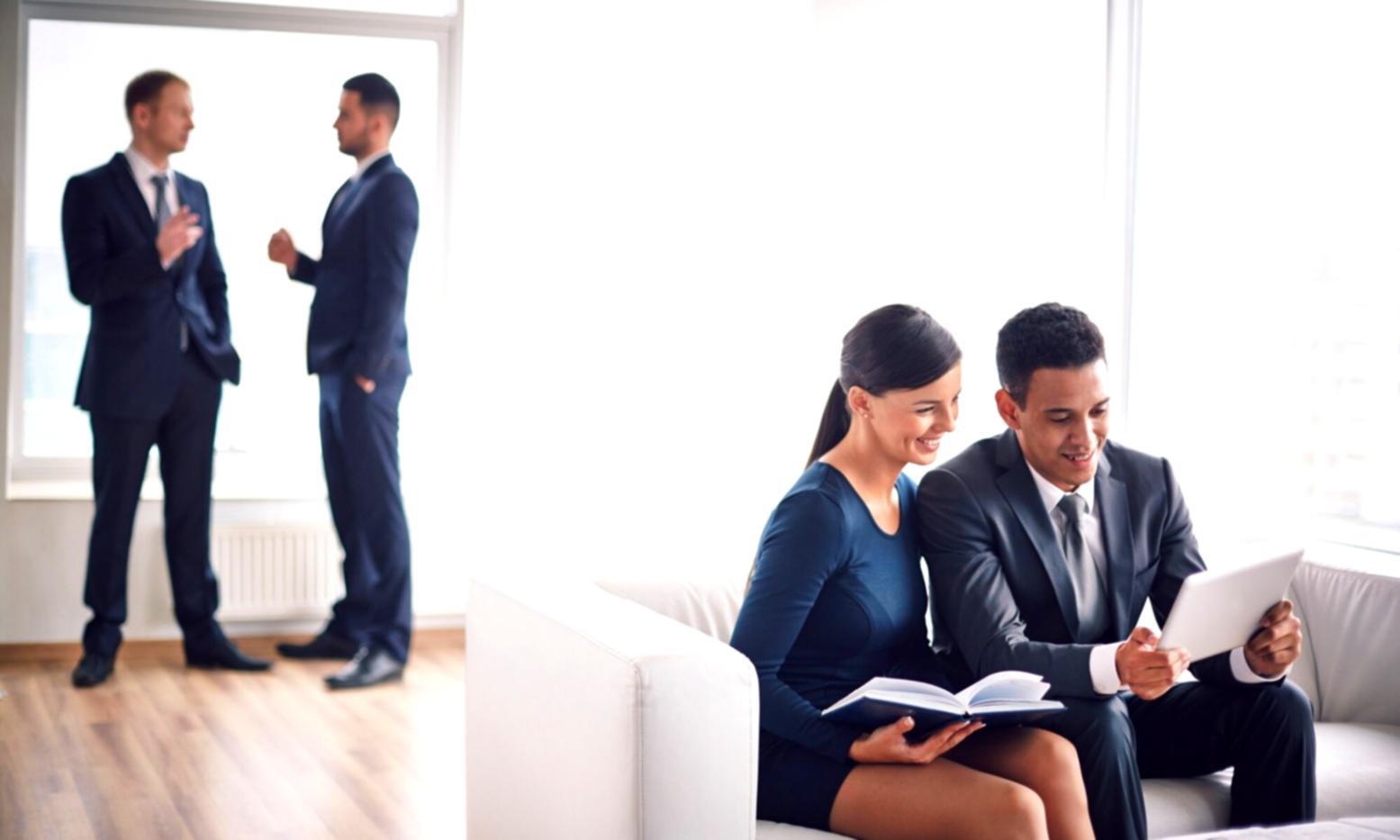 Consultora litrevoxani explicando estratégias de investimento a clientes numa sessão de formação